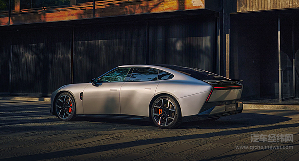 全新小鹏P7突破次元壁 不做参数“卷王”要当体验“创想家”