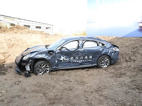 欧拉闪电猫成功完成国内首次电动车高速螺旋翻滚跌落挑战 实力领航安全无忧