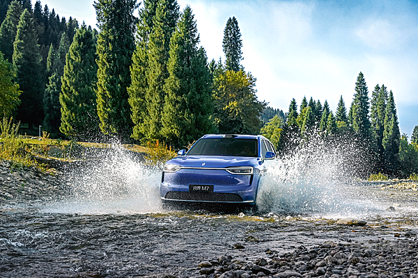 全新问界 M7 三维升级 让 30 万级 SUV 告别“二选一”