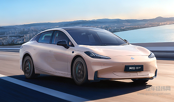 城市潮人VS家庭用户 昊铂GT和银河E8谁能拿捏你的驾驶喜好？