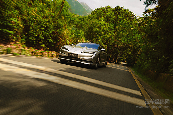 华为赋能VS易四方加持 尊界S800与仰望U7谁更 “能打”？