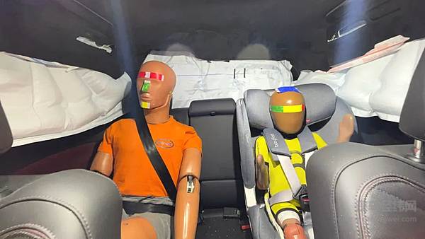 传祺M8宗师“金钟罩”护体 成功挑战货车“前后夹击”连环碰撞