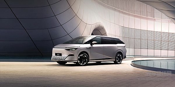 2025款岚图梦想家上市华为强力加持 小鹏X9能否一战？