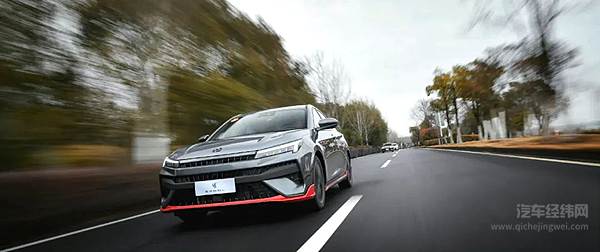 年轻化轿车二选一 思皓曜能否挑战奕炫MAX？