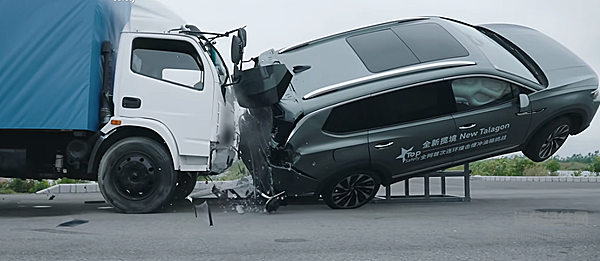 26万级中大型SUV卷出新姿势 揽境用三重优势给燃油车打样