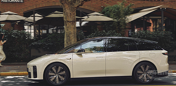 理想i6家庭性能风VS智界R7的科技豪华范 谁是你的“梦中情车”？