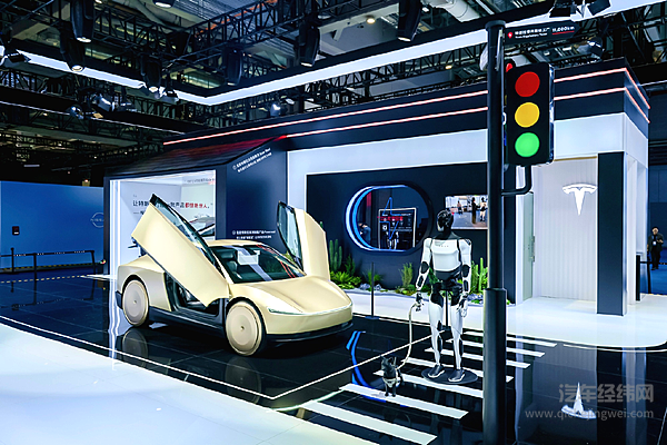 无盘无踏板时代来临！特斯拉 Cybercab 首台量产车下线