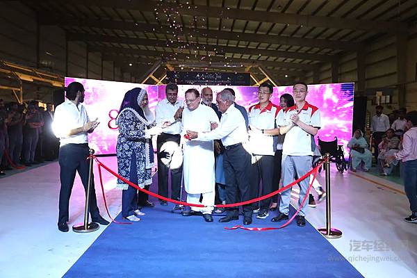 ▲ 现场嘉宾为投产仪式剪彩