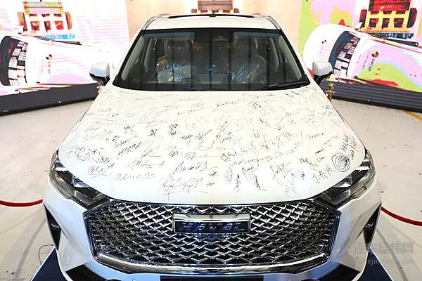 ▲ 首台车车身签名