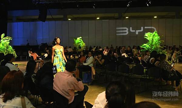 比亚迪首款海洋系车型海豚亮相哥伦比亚时装周