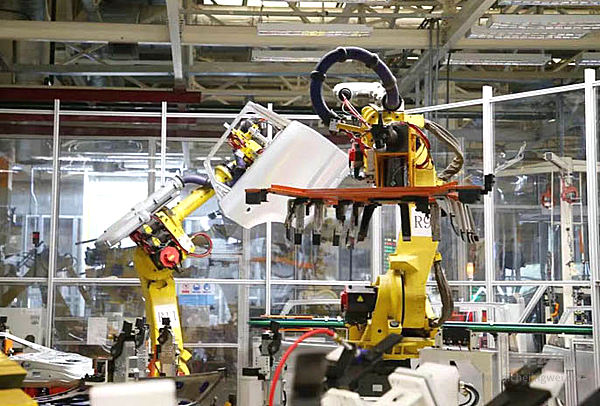 凌厉、不从众 标致408X和凡尔赛谁更能代表法式风格？