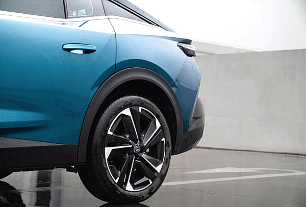 凌厉、不从众 标致408X和凡尔赛谁更能代表法式风格？