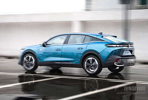 凌厉、不从众 标致408X和凡尔赛谁更能代表法式风格？