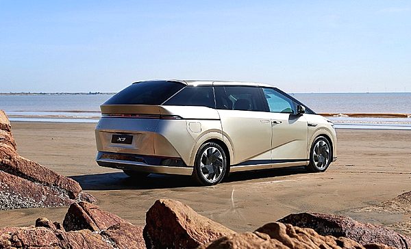 新势力内斗 小鹏X9能否靠黑科技压过理想MEGA？