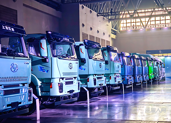 上汽紅巖i杰獅純電牽引車實(shí)拍：重載倒短新能源“三好選手”