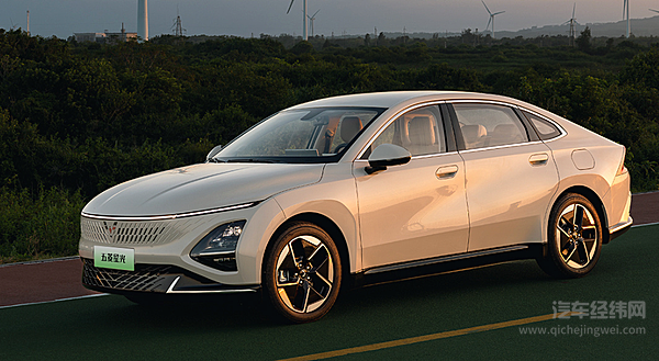 家用新能源之选 五菱星光和吉利银河L6 EM-i谁更胜一筹？