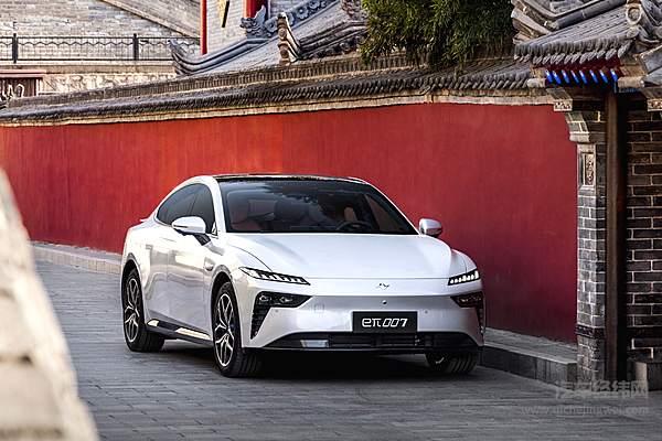 11万级 “国民潮车” 再进化 2025 款 eπ007重新定义年轻人的第一台车