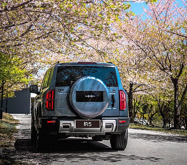 两种不同的越野风格 坦克400 Hi4-T和豹5哪一款更值得入手？