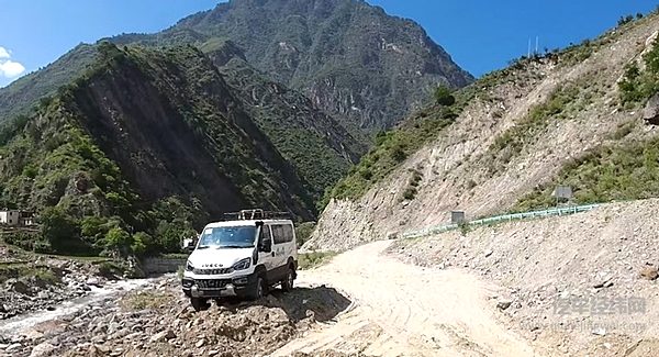 全时四驱三把锁 依维柯欧霸·山海让317国道变成越野训练场