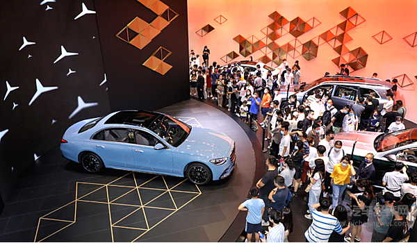 顶流行政座驾内卷 奔驰S级、宝马7系你Pick哪个？