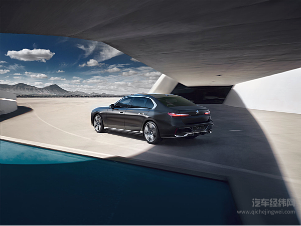 顶流行政座驾内卷 奔驰S级、宝马7系你Pick哪个？