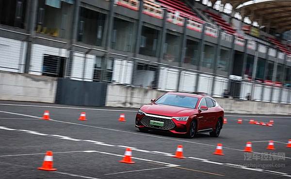 国产头部厂商纷纷跟进插混车型 谁能挑战比亚迪？