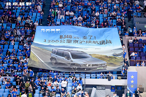 BJ40增程交车仪式点亮京城德比夜 硬派SUV引领越野新风尚
