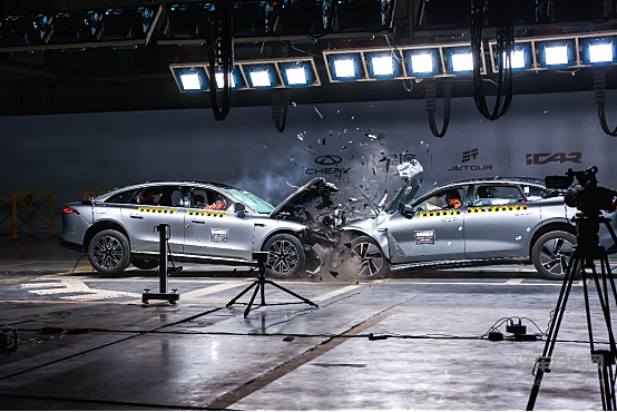 奇瑞汽车2025安全之夜盛大启幕 发布“守护者”智慧安全系统