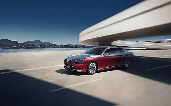 顶流行政座驾内卷 奔驰S级、宝马7系你Pick哪个？