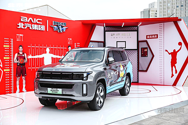 BJ40增程交车仪式点亮京城德比夜 硬派SUV引领越野新风尚