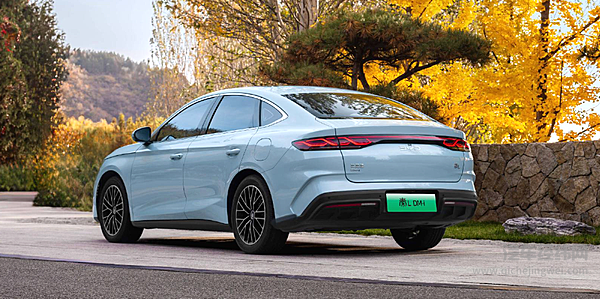 十万元级插混家用轿车对决 吉利银河L6 EM-i与比亚迪秦L谁更胜一筹