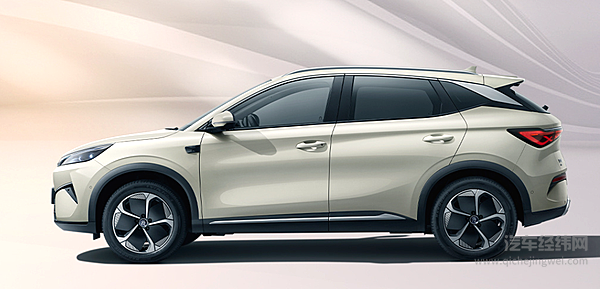 十万级车配有智驾和冰箱？比亚迪第二代元 PLUS 智驾版表现如何？