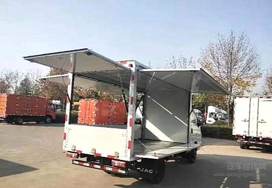 地摊经济走红 看似零门槛但其实也有专业要求！