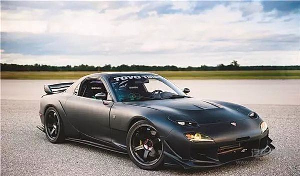 受70年代石油危机的影响，13B的设计思路是高性能低排放，并且开始注重油耗