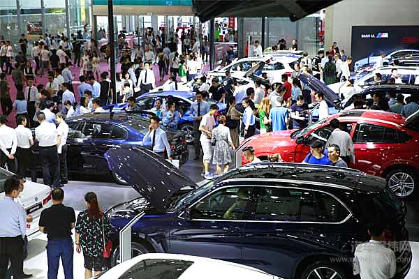 省钱一步到位“万人砍车团”降临武汉车展