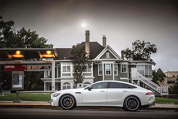 全新AMG GT四门跑车：我想开你去繁忙的CBD，然后去赛道挑战自己