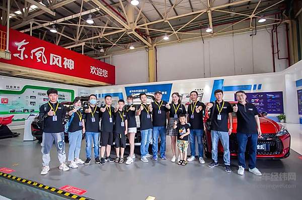 客户代表参观东风风神生产线