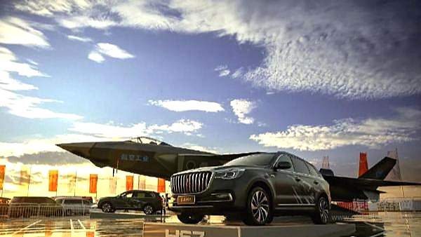 新红旗HS7与歼20同台 满满的CP感！