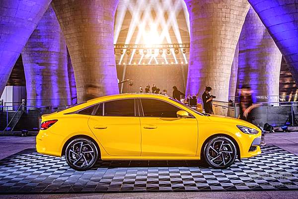 MG5突围年轻“潮跑新品类” 杨超越轻奢限量版广州车展亮相