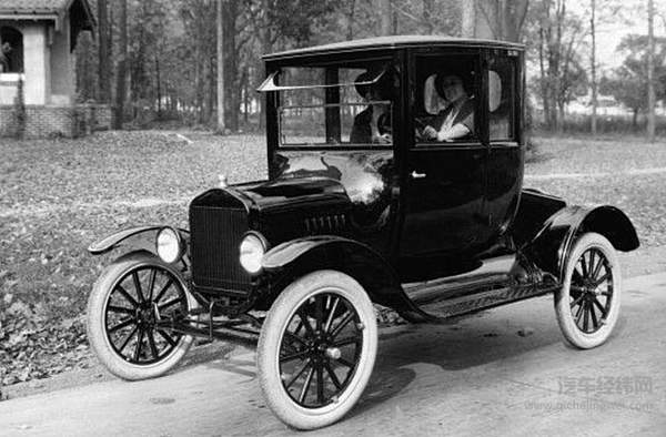 黑色福特T 车型 来源：Pinterest