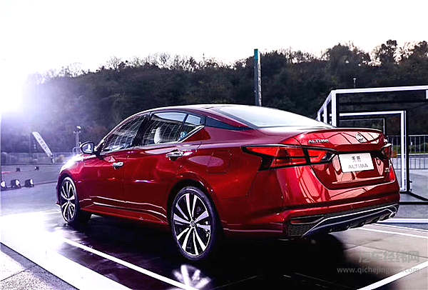 “移动沙发”进化了 全新天籁觊觎“发动机厂”！