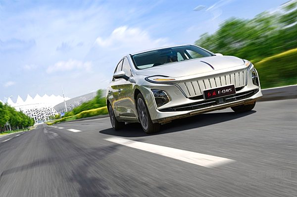 行业首战 红旗E-QM5通过国内首次电动车水中托底挑战