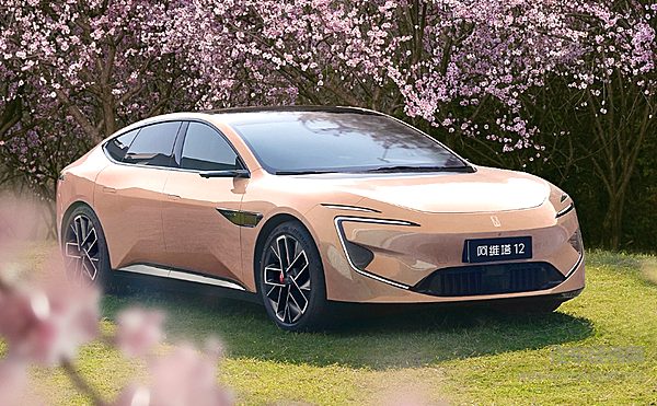纯电中大型轿车二选一 阿维塔12靠华为智己L7靠什么？
