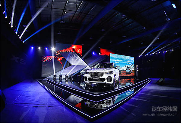 雪天开起灯光秀 全新BMW X5“抢生意”可还行？