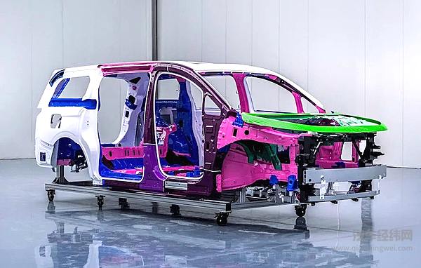 岚图MPV的白车身，注意后轮拱间凸起的横梁，明显不同于奥德赛