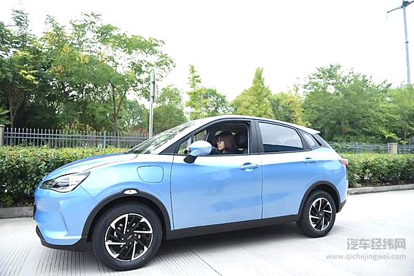 Vickie试驾哪吒V