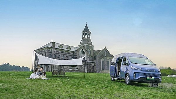 育儿补贴时代的家庭出行升级：依维柯聚星开启移动生活新篇章