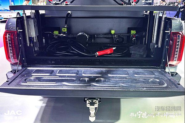 上天植保 就地安家！江淮悍途“天地套装”亮相2025中国国际商用车展