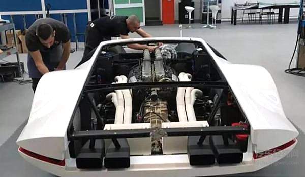 工程师在为Modulo概念车安装引擎