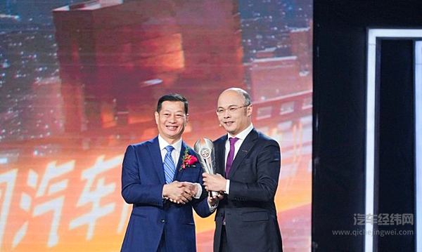  一汽红旗汽车销售有限公司总经理、党委书记王胜利（右）